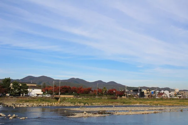 Katsura řeka před Arashiyama Mountain v Kjótu — Stock fotografie