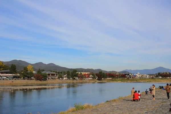 Rio Katsura em frente à Montanha Arashiyama em Kyoto — Fotografia de Stock
