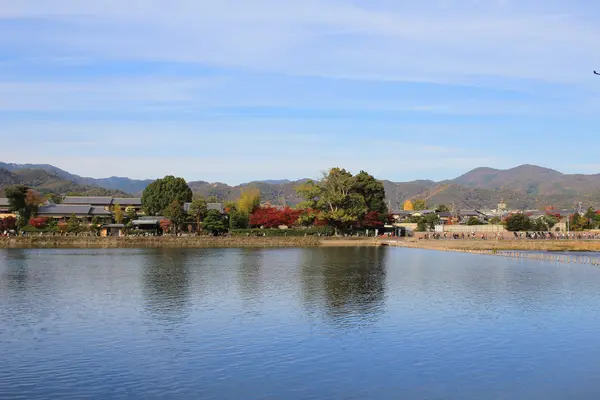 Κατσούρα ποταμού μπροστά από το βουνό Arashiyama στο Κιότο — Φωτογραφία Αρχείου