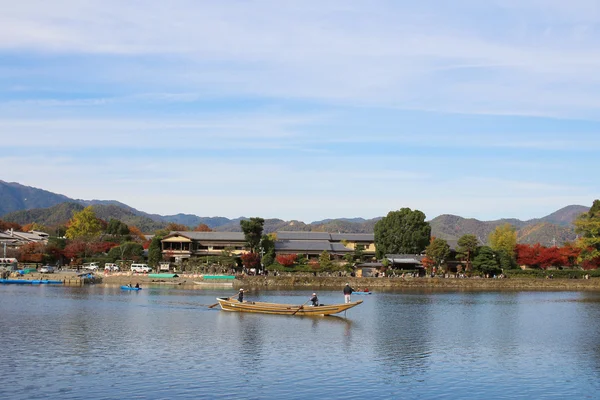 Río Katsura frente a la montaña Arashiyama en Kyoto — Foto de Stock