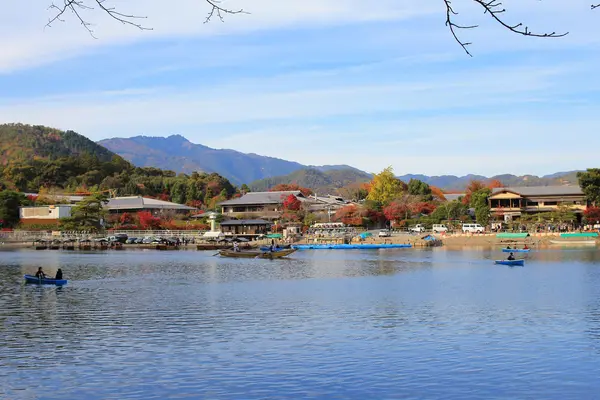 Katsura rzeki przed Arashiyama Mountain w Kioto — Zdjęcie stockowe