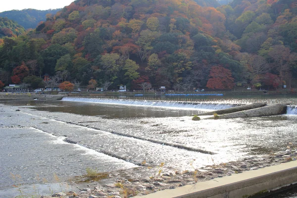 Rio Katsura em frente à Montanha Arashiyama em Kyoto — Fotografia de Stock