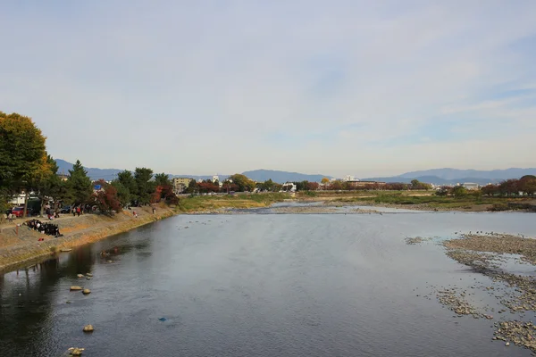 Katsura rivier tegenover Shee berg in Kyoto — Stockfoto