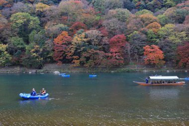 Kimliği belirsiz kişiler boates Oi nehre yelken. 