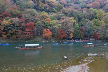 Kimliği belirsiz kişiler boates Oi nehre yelken. 
