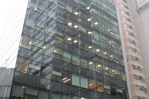 Hochhaus mit verspiegeltem Fenster im Finanzviertel von Hongkong — Stockfoto