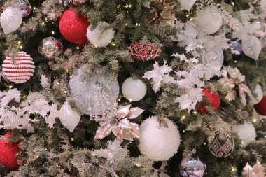 Süsler ile dekore edilmiş Noel ağacı