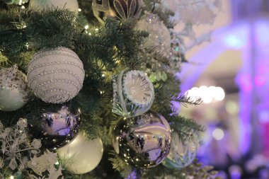 Renkli topları olan Noel ağacı