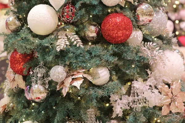 Zdobené vánoční strom s ozdobami — Stock fotografie