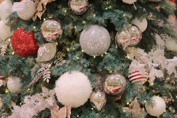 Díszített karácsonyfa díszek — Stock Fotó