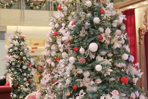 Árvore de Natal decorada com ornamentos — Fotografia de Stock