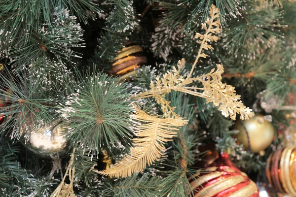 Gedecoreerde kerstboom met versieringen — Stockfoto