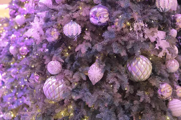 Новорічна ялинка з різнокольоровими кульками — стокове фото