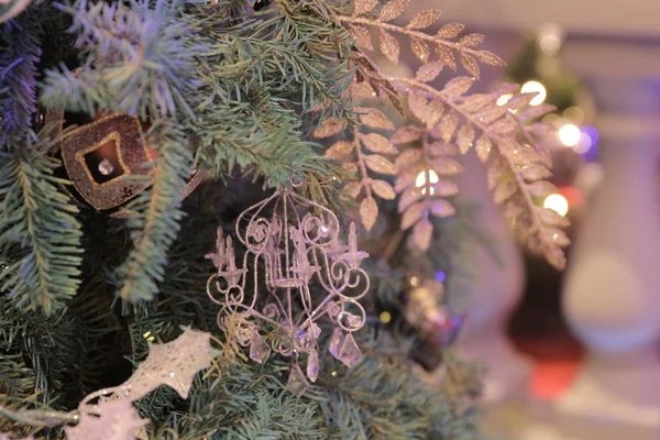 Árvore de Natal com bolas coloridas — Fotografia de Stock