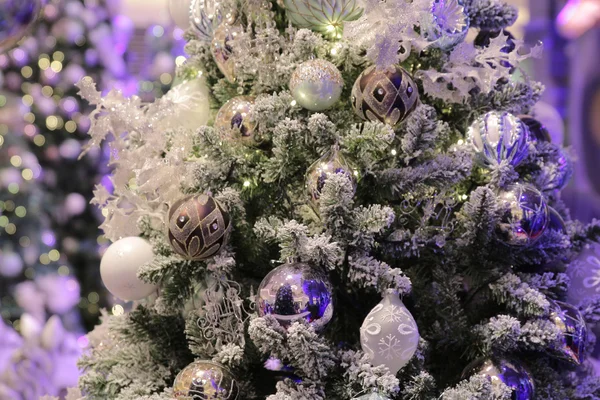 Karácsonyfa színes golyókkal — Stock Fotó