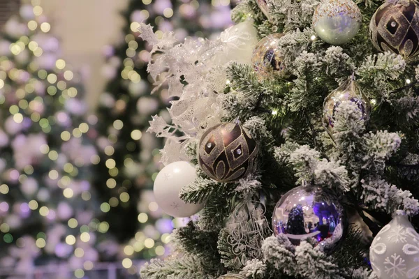Karácsonyfa színes golyókkal — Stock Fotó