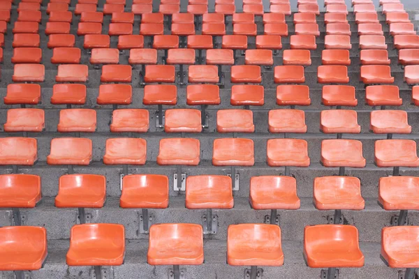 Помаранчеве сидіння на відкритому стадіоні — стокове фото