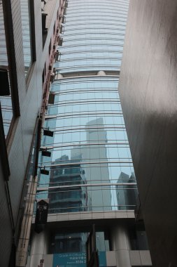 Hong Kong 'un merkezindeki modern ofis binaları.
