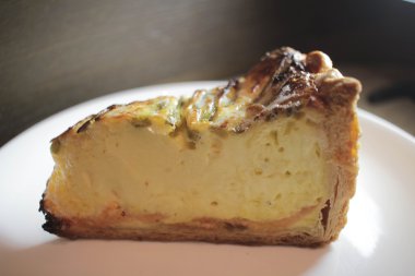 Pastırmalı yumurta Quiche pasta kabuk içinde