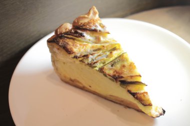 Pastırmalı yumurta Quiche pasta kabuk içinde