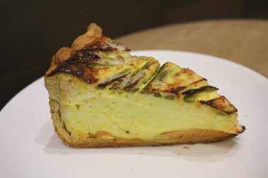 Pastırmalı yumurta Quiche pasta kabuk içinde