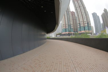 modern kentsel şehir yaya köprüsü üzerinde göster