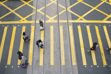hong Kong bölgesinde karşıdan karşıya için bekleyin