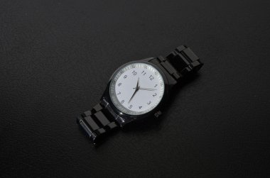 siyah bir arka plan üzerinde izole modern izle