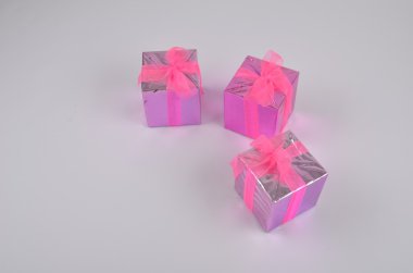 beyaz izole, mor ve pembe renkli hediyeler