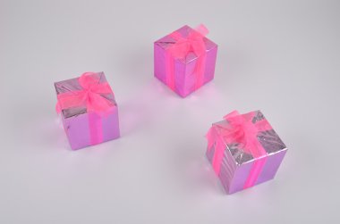 beyaz izole, mor ve pembe renkli hediyeler