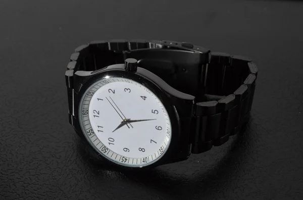 Montre moderne isolée sur fond noir — Photo