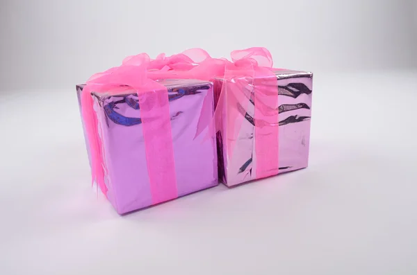Coloridos regalos púrpura y rosa aislados en blanco — Foto de Stock