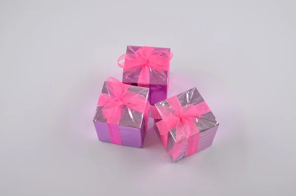 Kolorowe fioletowy i różowy prezenty na białym tle — Zdjęcie stockowe