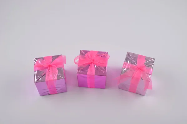 Coloridos regalos púrpura y rosa aislados en blanco — Foto de Stock