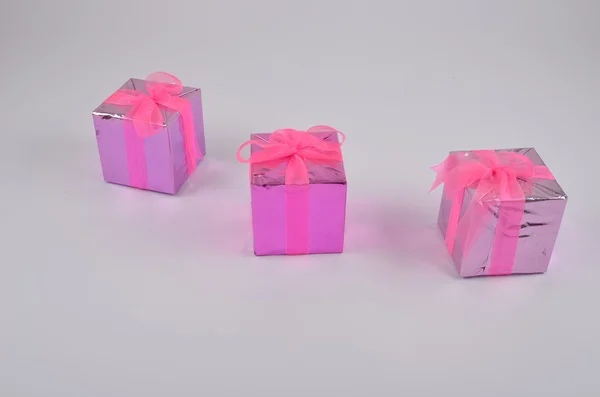 Цветные фиолетовый и розовый подарки изолированы на белый — стоковое фото
