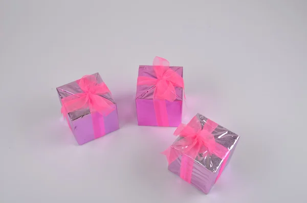 Kolorowe fioletowy i różowy prezenty na białym tle — Zdjęcie stockowe