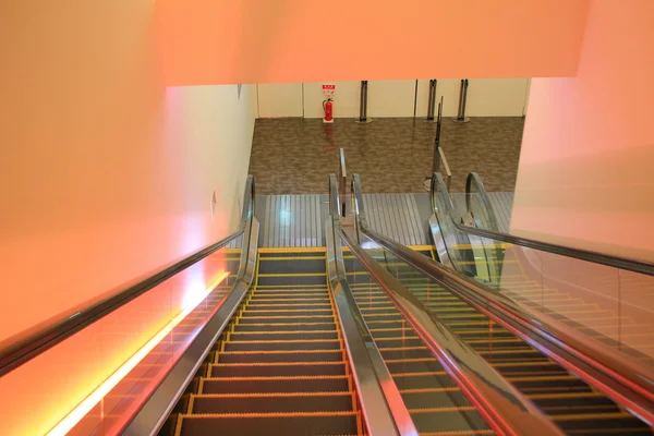 百货商店的自动扶梯 — 图库照片