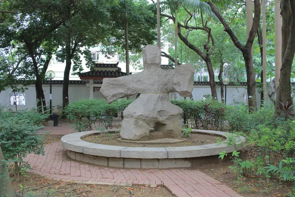 Statue de style chinois sur l'herbe dans le jardin — Photo