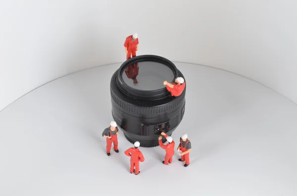 Imagem de mini figura bonecas trabalhar com lente — Fotografia de Stock