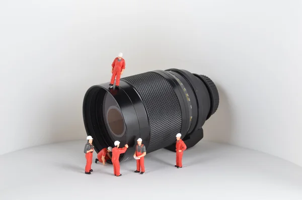 Image de poupées miniatures travail avec lentille — Photo