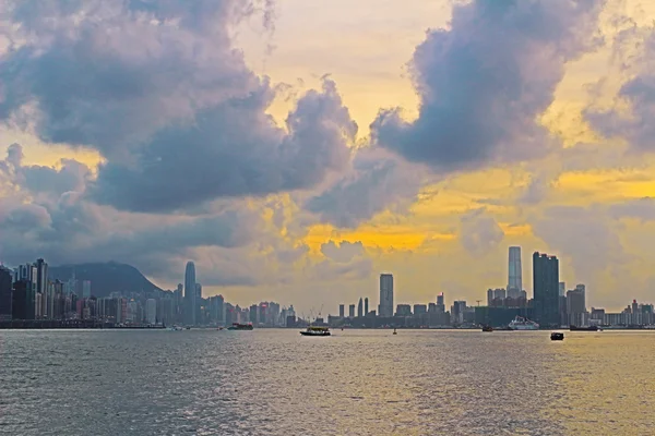 Переглянути Skyline Hong Kong на Kwun Tong Цай Wan — стокове фото