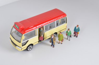 Beyaz arka plan ile minibüs rakamın oyuncaklar