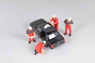 Minyatür mekanik bir araba delinmiş lastik değiştirme