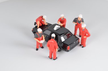 Minyatür mekanik bir araba delinmiş lastik değiştirme