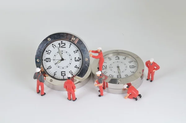 Der kleine Arbeiter, der an der Uhr arbeitet — Stockfoto