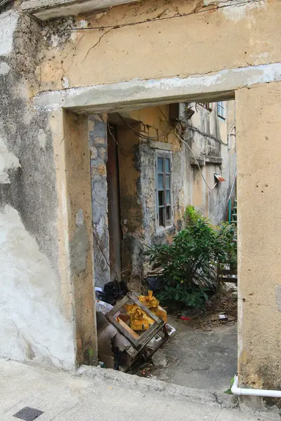 Vieja casa abandonada con grungewall —  Fotos de Stock