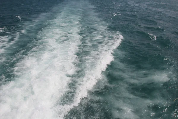 Velocidade lancha com respingo e acordar em um oceano — Fotografia de Stock