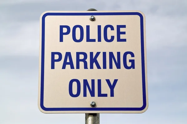 Polícia sinal de estacionamento — Fotografia de Stock