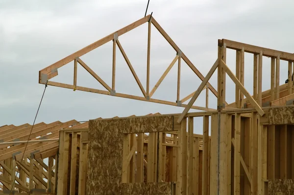 Tejado basculante Truss en su lugar —  Fotos de Stock