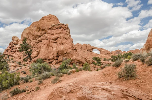 Trilha de caminhada para Skyline Arch — Fotografia de Stock